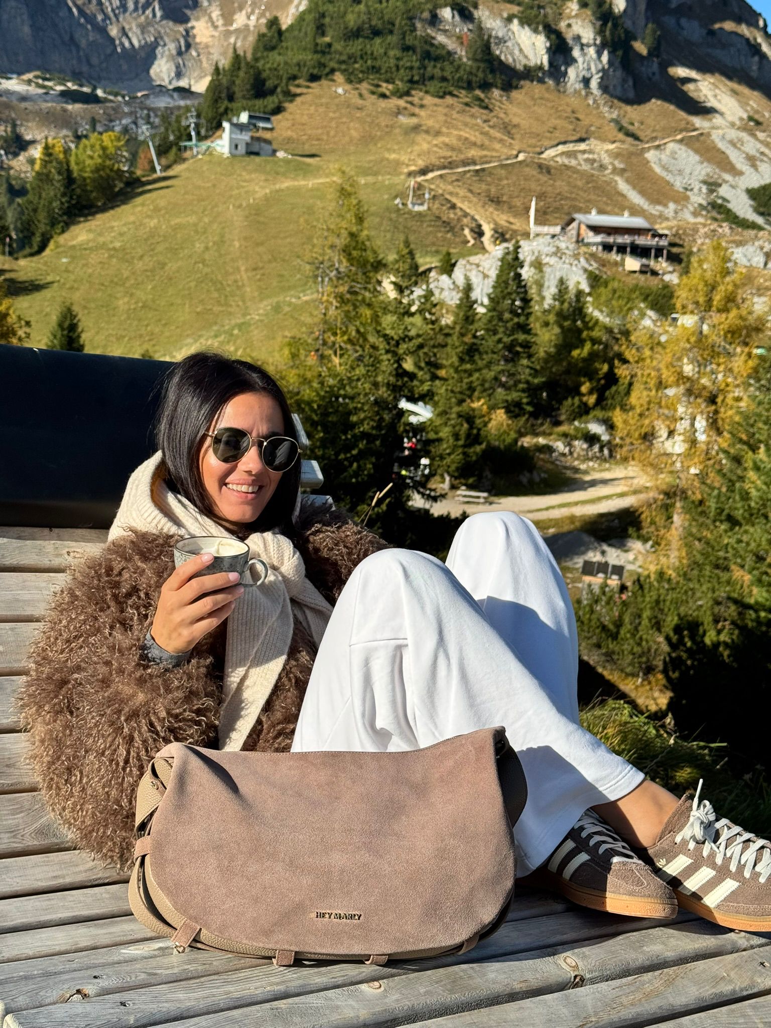 Kapuzenschal draußen unterwegs