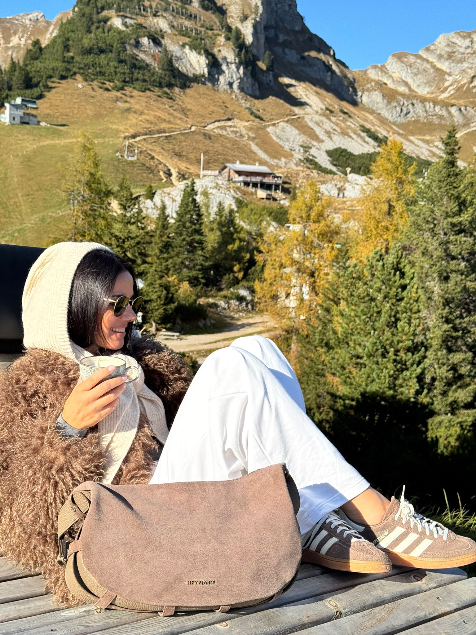 Kapuzenschal im Alltag – draußen in den Bergen